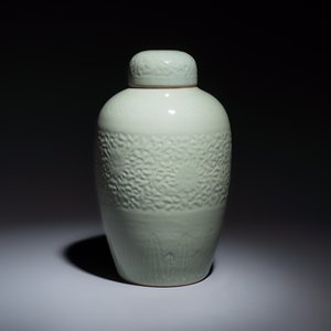 A Chinese celadon-glazed covered vase with floral relief design — 照片 4