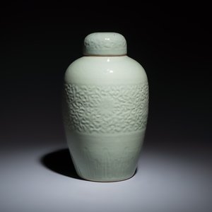 A Chinese celadon-glazed covered vase with floral relief design — 照片 5