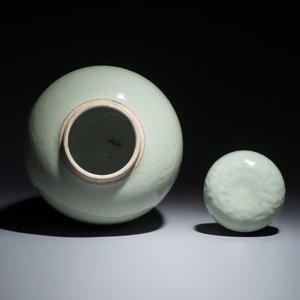 A Chinese celadon-glazed covered vase with floral relief design — 照片 6