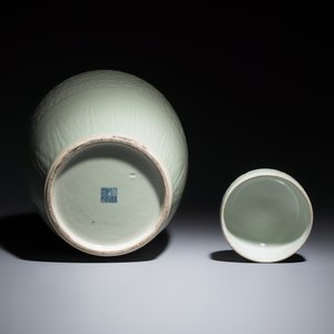 A Chinese celadon-glazed covered vase with floral relief design — 照片 7