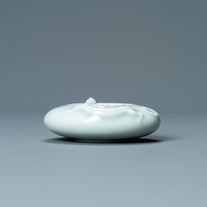 A Chinese celadon-glazed 'dragon' brush washer, Qianlong mark, 19/20th C. — photo 2