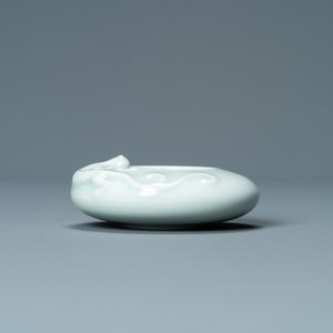 A Chinese celadon-glazed 'dragon' brush washer, Qianlong mark, 19/20th C. — photo 3