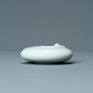 A Chinese celadon-glazed 'dragon' brush washer, Qianlong mark, 19/20th C. — photo 4