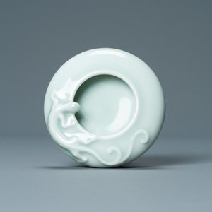 A Chinese celadon-glazed 'dragon' brush washer, Qianlong mark, 19/20th C. — photo 6