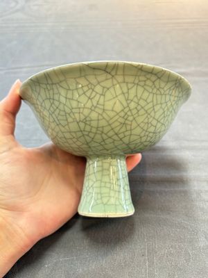 A Chinese celadon-glazed ge-type stem bowl, 19/20th C. — 照片 1