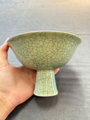 A Chinese celadon-glazed ge-type stem bowl, 19/20th C. — 照片 2