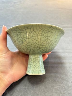 A Chinese celadon-glazed ge-type stem bowl, 19/20th C. — 照片 3
