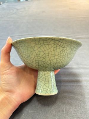 A Chinese celadon-glazed ge-type stem bowl, 19/20th C. — 照片 4