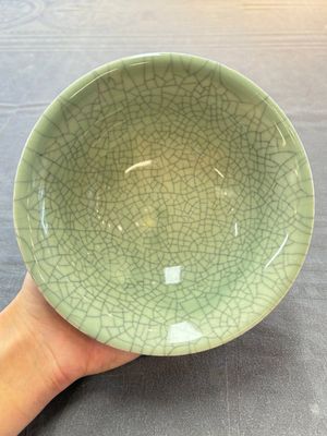 A Chinese celadon-glazed ge-type stem bowl, 19/20th C. — 照片 5