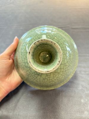 A Chinese celadon-glazed ge-type stem bowl, 19/20th C. — 照片 6