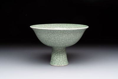 A Chinese celadon-glazed ge-type stem bowl, 19/20th C.