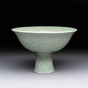 A Chinese celadon-glazed ge-type stem bowl, 19/20th C. — 照片 1