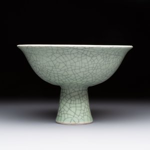 A Chinese celadon-glazed ge-type stem bowl, 19/20th C. — 照片 2