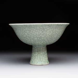 A Chinese celadon-glazed ge-type stem bowl, 19/20th C. — 照片 3