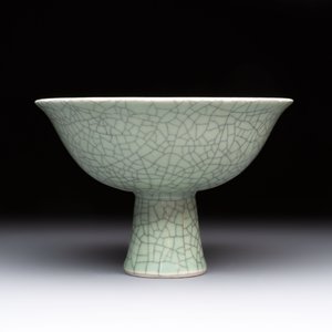 A Chinese celadon-glazed ge-type stem bowl, 19/20th C. — 照片 4