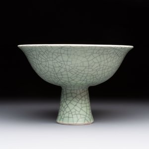 A Chinese celadon-glazed ge-type stem bowl, 19/20th C. — 照片 5