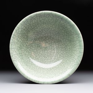 A Chinese celadon-glazed ge-type stem bowl, 19/20th C. — 照片 6