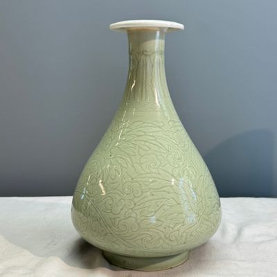 A Chinese celadon-glazed incised 'Yuhuchunping' vase with lotus scroll design — photo 4