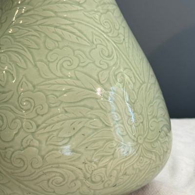 A Chinese celadon-glazed incised 'Yuhuchunping' vase with lotus scroll design — photo 5