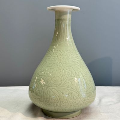 A Chinese celadon-glazed incised 'Yuhuchunping' vase with lotus scroll design — photo 1