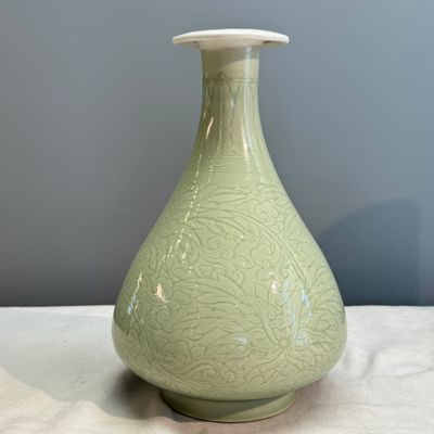 A Chinese celadon-glazed incised 'Yuhuchunping' vase with lotus scroll design — photo 2