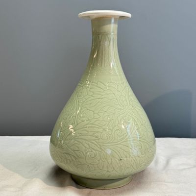 A Chinese celadon-glazed incised 'Yuhuchunping' vase with lotus scroll design — photo 3