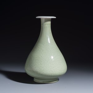 A Chinese celadon-glazed incised 'Yuhuchunping' vase with lotus scroll design — photo 1