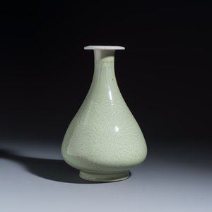 A Chinese celadon-glazed incised 'Yuhuchunping' vase with lotus scroll design — photo 2