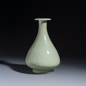 A Chinese celadon-glazed incised 'Yuhuchunping' vase with lotus scroll design — photo 3