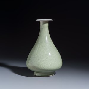 A Chinese celadon-glazed incised 'Yuhuchunping' vase with lotus scroll design — photo 4