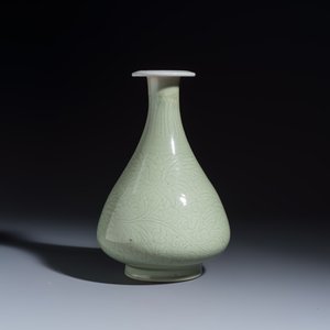 A Chinese celadon-glazed incised 'Yuhuchunping' vase with lotus scroll design — photo 5