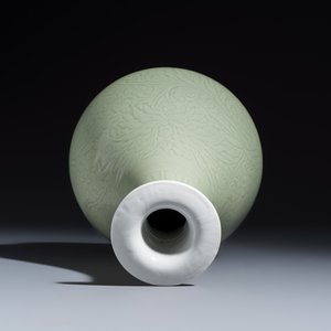 A Chinese celadon-glazed incised 'Yuhuchunping' vase with lotus scroll design — photo 6