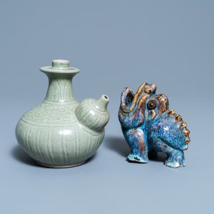 A Chinese celadon-glazed kendi and a Shiwan flambé-glazed beast-shaped censer, 18/19th C. — 照片 1