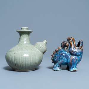 A Chinese celadon-glazed kendi and a Shiwan flambé-glazed beast-shaped censer, 18/19th C. — 照片 2