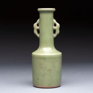 A Chinese celadon-glazed 'Kinuta' vase, Qing — photo 1