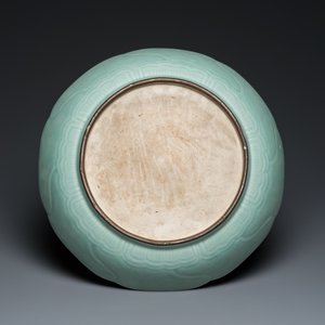 A Chinese celadon-glazed 'lotus' dish, Qianlong — 照片 2