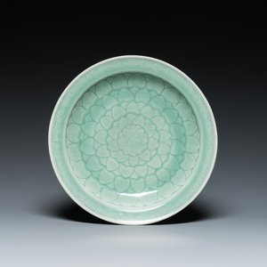 A Chinese celadon-glazed 'lotus' dish, Qianlong/Jiaqing — 照片 1