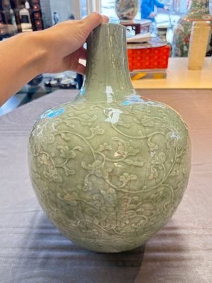 A Chinese celadon-glazed 'lotus scroll' globular vase mounted as lamp, 19th C. — 照片 1
