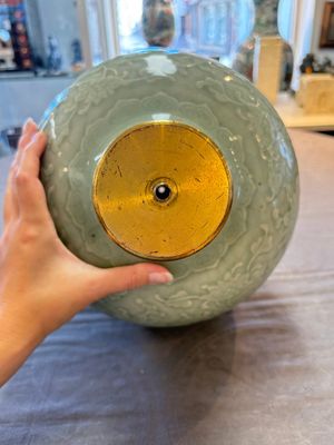 A Chinese celadon-glazed 'lotus scroll' globular vase mounted as lamp, 19th C. — 照片 11