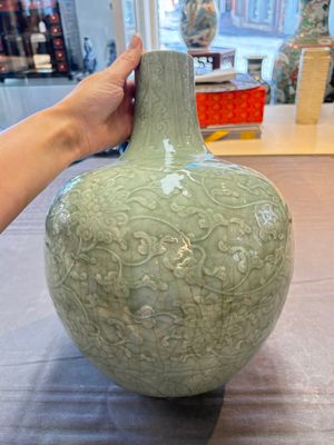 A Chinese celadon-glazed 'lotus scroll' globular vase mounted as lamp, 19th C. — 照片 2