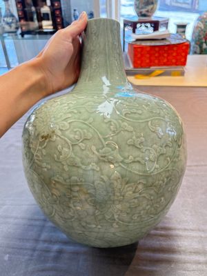 A Chinese celadon-glazed 'lotus scroll' globular vase mounted as lamp, 19th C. — 照片 3