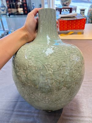A Chinese celadon-glazed 'lotus scroll' globular vase mounted as lamp, 19th C. — 照片 4