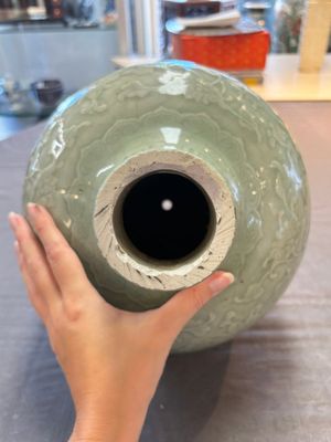 A Chinese celadon-glazed 'lotus scroll' globular vase mounted as lamp, 19th C. — 照片 5