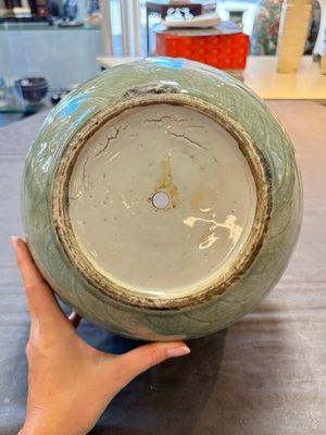 A Chinese celadon-glazed 'lotus scroll' globular vase mounted as lamp, 19th C. — 照片 6
