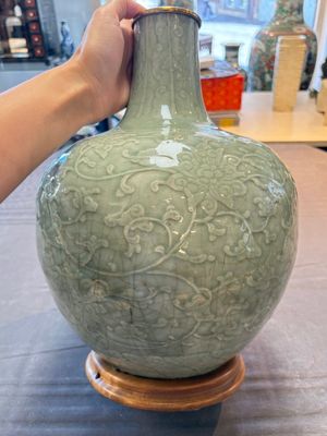 A Chinese celadon-glazed 'lotus scroll' globular vase mounted as lamp, 19th C. — 照片 7