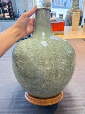 A Chinese celadon-glazed 'lotus scroll' globular vase mounted as lamp, 19th C. — 照片 8