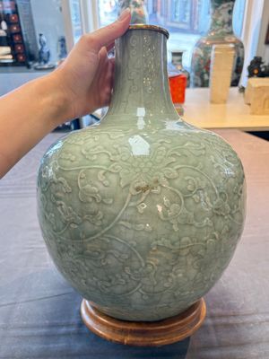 A Chinese celadon-glazed 'lotus scroll' globular vase mounted as lamp, 19th C. — 照片 9