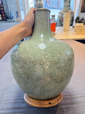 A Chinese celadon-glazed 'lotus scroll' globular vase mounted as lamp, 19th C. — 照片 10