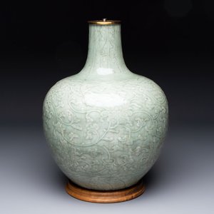 A Chinese celadon-glazed 'lotus scroll' globular vase mounted as lamp, 19th C. — 照片 1