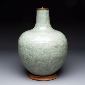 A Chinese celadon-glazed 'lotus scroll' globular vase mounted as lamp, 19th C. — 照片 2